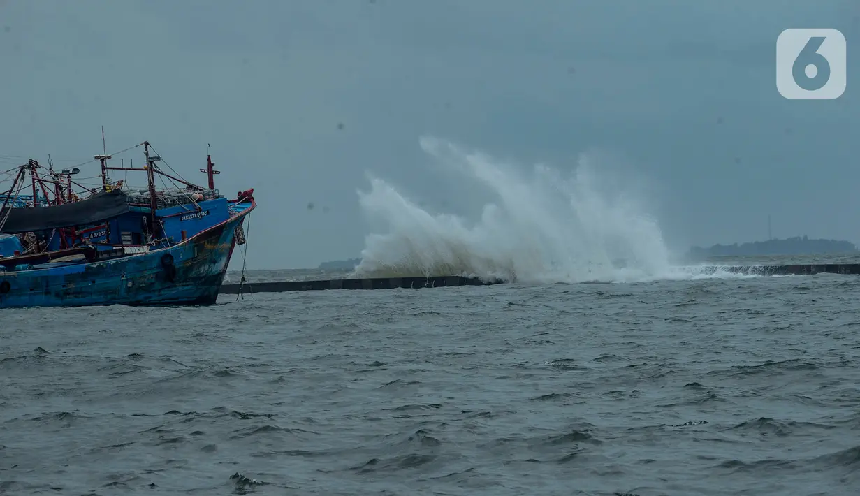 Gelombang tinggi saat menghantam pesisir laut Jakarta, Kamis (9/1/2020). Kawasan yang rawan diterjang banjir rob selama cuaca ekstrim melanda Jakarta pada 9 hingga 12 Januari 2020 adalah Muara Angke, Kalibaru, Muara Baru, Cilincing, Marunda dan Pademangan Ancol. (merdeka.com/Imam Buhori)