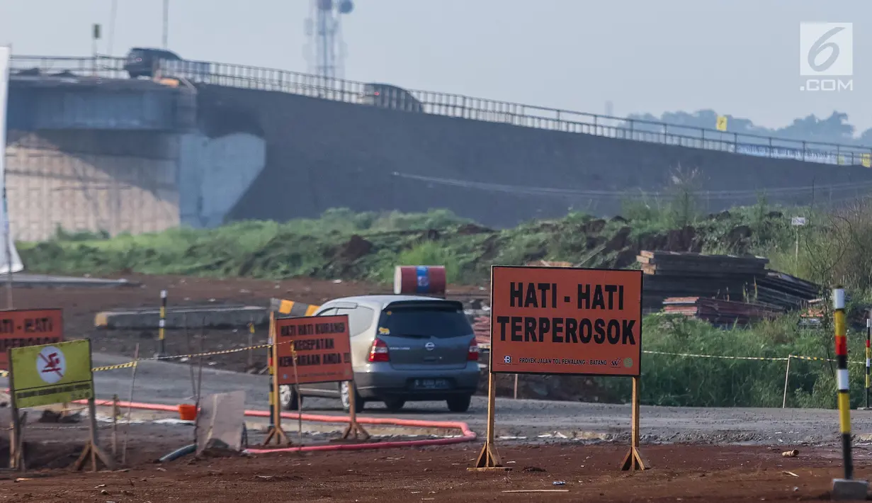 Papan imbaun terpasang di sepanjang jalur menuju pintu masuk tol fungsional (tol darurat) Pemalang - Batang di Pemalang, Jumat (30/6). Jalan tol darurat yang sempat ditutup sementara itu akhirnya dibuka lagi pada H+4. (Liputan6.com/Faizal Fanani)