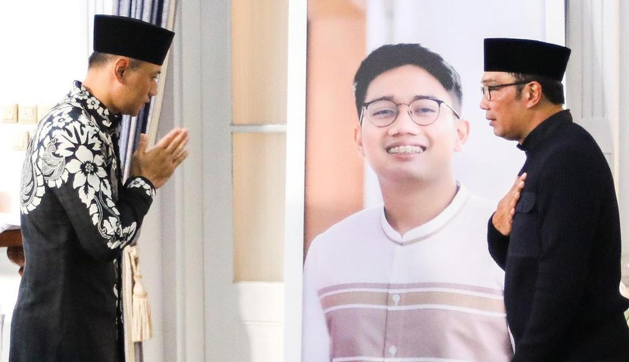 <p>Salah satu interaksi Agus Yudhoyono dan Ridwan Kamil terjadi dengan latar foto Emmeril Kahn Mumtadz atau Eril tengah tersenyum. (FOTO: instagram.com/@agusyudhoyono)</p>