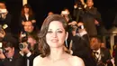 Marion Cotillard yang menjadi lawan main Pitt di film terbarunya “Allied” telah membuat Jolie terbakar api cemburu. Pasalnya, di dalam adegan Pitt dan Marion berperan sebagai sepasang kekasih yang menjalin hubungan cinta. (AFP/Bintang.com)