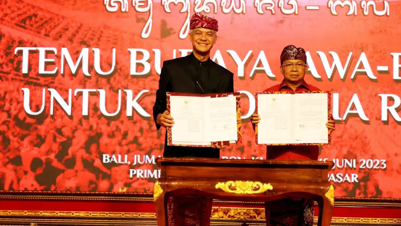 Gubernur Jawa Tengah Ganjar Pranowo dan Gubernur Bali Wayan Koster