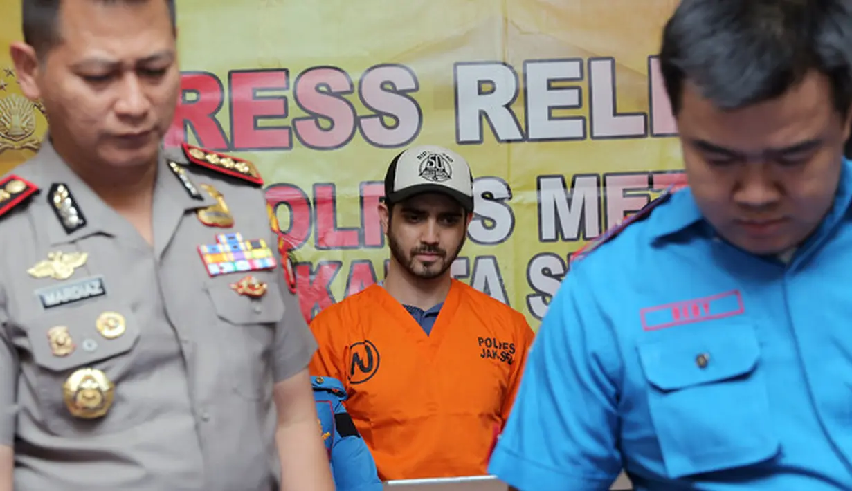 Dalam penggerebekan tersebut, polisi berhasil mengamankan satu paket sabu seberat 0,8 gram, 13 butir Dumolid, satu butir Camlet, dan satu puntung ganja sisa pakai. (Deki Prayoga/Bintang.com)