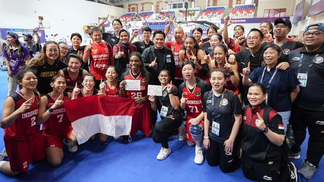 Erick Thohir bersama Timnas Bola Basket Putri Indonesia yang meraih medali emas SEA Games 2023.
