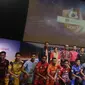 Para pemain perwakilan klub foto bersama saat Peluncuran Shopee Liga 1 di SCTV Tower, Jakarta, Senin (13/5). Sebanyak 18 klub akan bertanding pada Liga 1 mulai tanggal 15 Mei. (Bola.com/Vitalis Yogi Trisna)