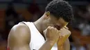 Ekspresi pemain Miami Heat, Hassan Whiteside usai gagal memasukan bola ke dalam keranjang saat melawan Philadelphia 76ers pada laga NBA preseason basketball game di Miami, Sabtu (22/10/2016) WIB. (AP/Alan Diaz)