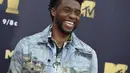 Chadwick Boseman tiba di MTV Movie and TV Awards di Barker Hangar di Santa Monica, California pada 16 Juni 2018. Chadwick Boseman yang selama ini merahasiakan penyakitnya, mengembuskan napas terakhir di rumahnya di Los Angeles. (AP Photo/Jordan Strauss)