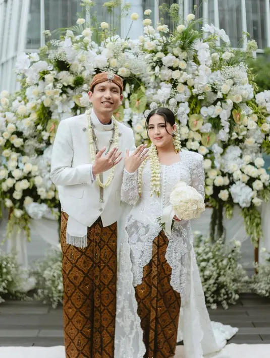 YouTuber Nessie Judge baru saja secara resmi menggelar acara pernikahannya. Ia menikah dengan Andryan Gama, hari Minggu (25/2/2024) dibalut dengan gaya pengantin yang sarat nuansa adat Jawa. [Foto: Instagram/thebridestory]