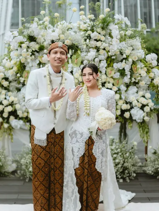 YouTuber Nessie Judge baru saja secara resmi menggelar acara pernikahannya. Ia menikah dengan Andryan Gama, hari Minggu (25/2/2024) dibalut dengan gaya pengantin yang sarat nuansa adat Jawa. [Foto: Instagram/thebridestory]