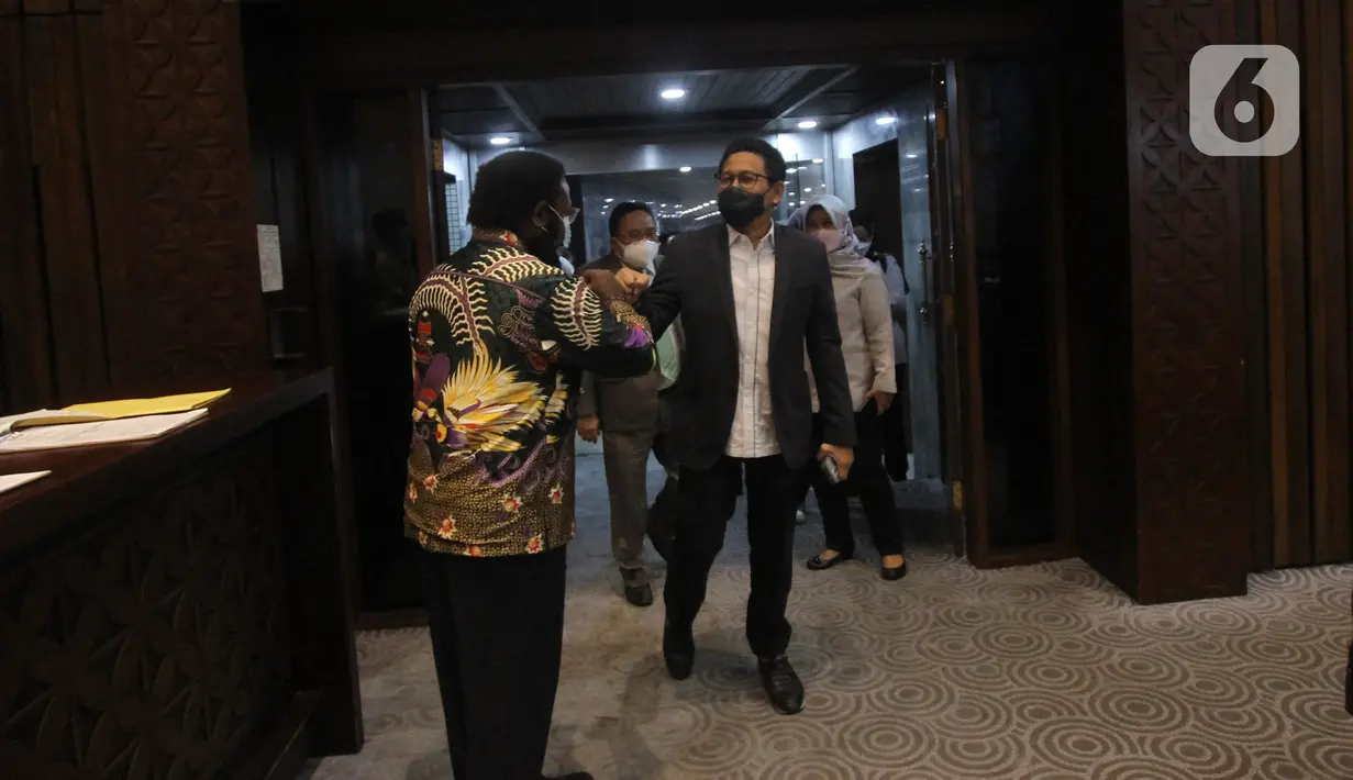 Mendes PDTT Abdul Halim Iskandar memasuki ruang rapat kerja dengan Komisi V DPR di Senayan, Jakarta, Senin (11/4/2022). Rapat membahas isu-isu terkait desa tertinggal serta rekruitmen Tenaga Pendamping Desa. (Liputan6.com/Angga Yuniar)