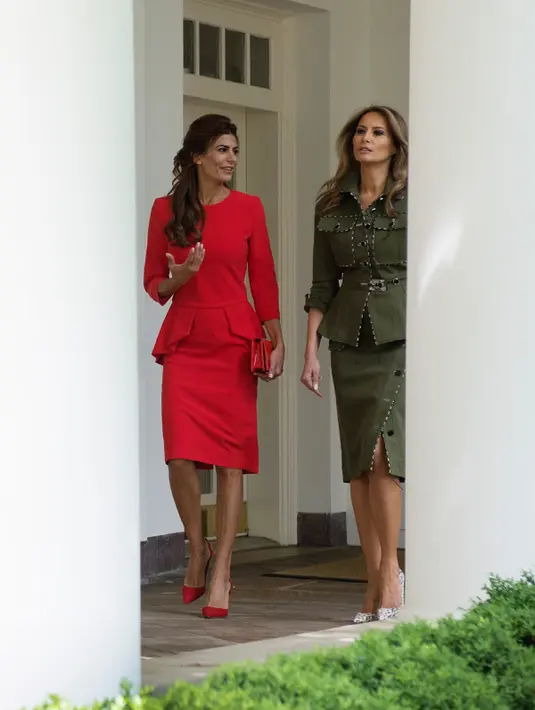 Ibu Negara AS, Melania Trump berbincang dengan istri Presiden Argentina Mauricio Macri, Juliana Awada di Gedung Putih, Washington, AS, (27/4). (AFP Photo/Jim Watson)