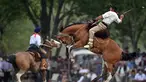 Seorang gaucho atau koboi menaiki kuda liar saat kompetisi rodeo di San Antonio de Areco , Argentina, Minggu (8/11). Dalam acara ini, para gaucho atau koboi saling bersaing menunjukkan keahlian mereka menunggangi kuda liar. (AFP PHOTO / Eitan Abramovich)