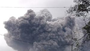 Gunung Semeru mengeluarkan awan panas guguran (APG) dengan jarak luncur kurang lebih 4,5 kilometer pada Sabtu (16/1/2021) sore pukul 17.24 WIB. (Istimewa)