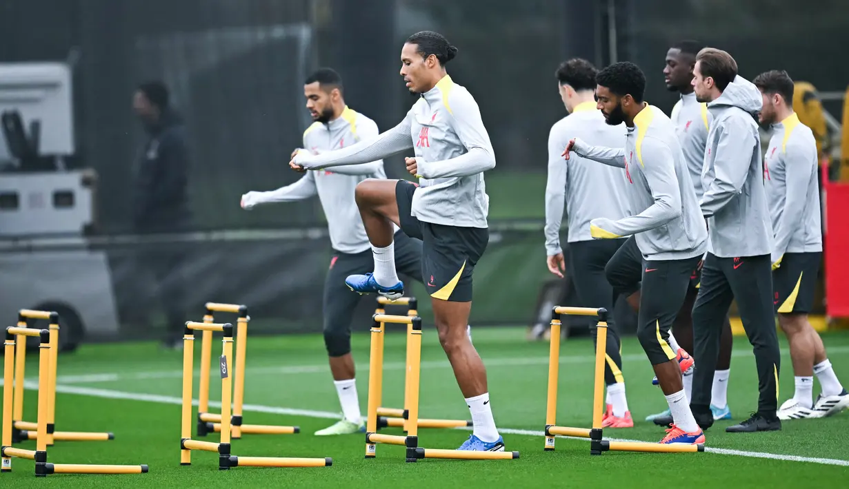 Para pemain Liverpool melakukan latihan jelang laga melawan Bayer Leverkusen pada pertandingan keempat Liga Champions 2024-2025  di Stadion Anfield. (AFP/Paul Ellis)