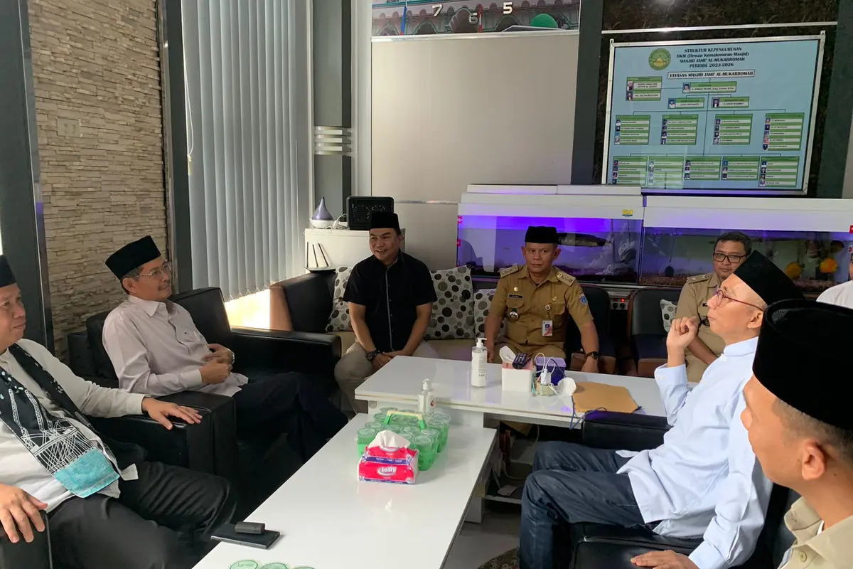 Deputi Gubernur Provinsi DKI Jakarta Marullah Matali saat bersilaturahmi dengan pengurus Yayasan Masjid Mukarromah, Ramdansyah. (istimewa)