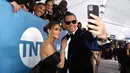 Jennifer Lopez dan tunangannya, Alex Rodriguez berswafoto saat menghadiri ajang SAG Awards 2020 ke-26 di Shrine Auditorium Los Angeles, Minggu (19/1/2020).  Di penghargaan tersebut, JLo tetap mengenakan cincin berlian 15 karat pertunangannya dengan Alex Rodriguez. (Matt Sayles/Invision/AP)