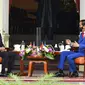 Presiden Indonesia Joko Widodo (kanan) berbincang dengan Perdana Menteri Malaysia Muhyiddin Yassin saat bertemu di Istana Merdeka, Jakarta, Jumat (5/2/2021). Baik Jokowi maupun Muhyiddin Yasin terlihat sama-sama mengenakan masker. (Agus Suparto, Indonesian President Palace via AP)