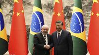 Presiden Brasil Luiz Inacio Lula da Silva dan Presiden China Xi Jinping dalam pertemuan di Beijing pada Jumat (14/4/2023). (Dok. Ken Ishii/Pool Photo via AP)