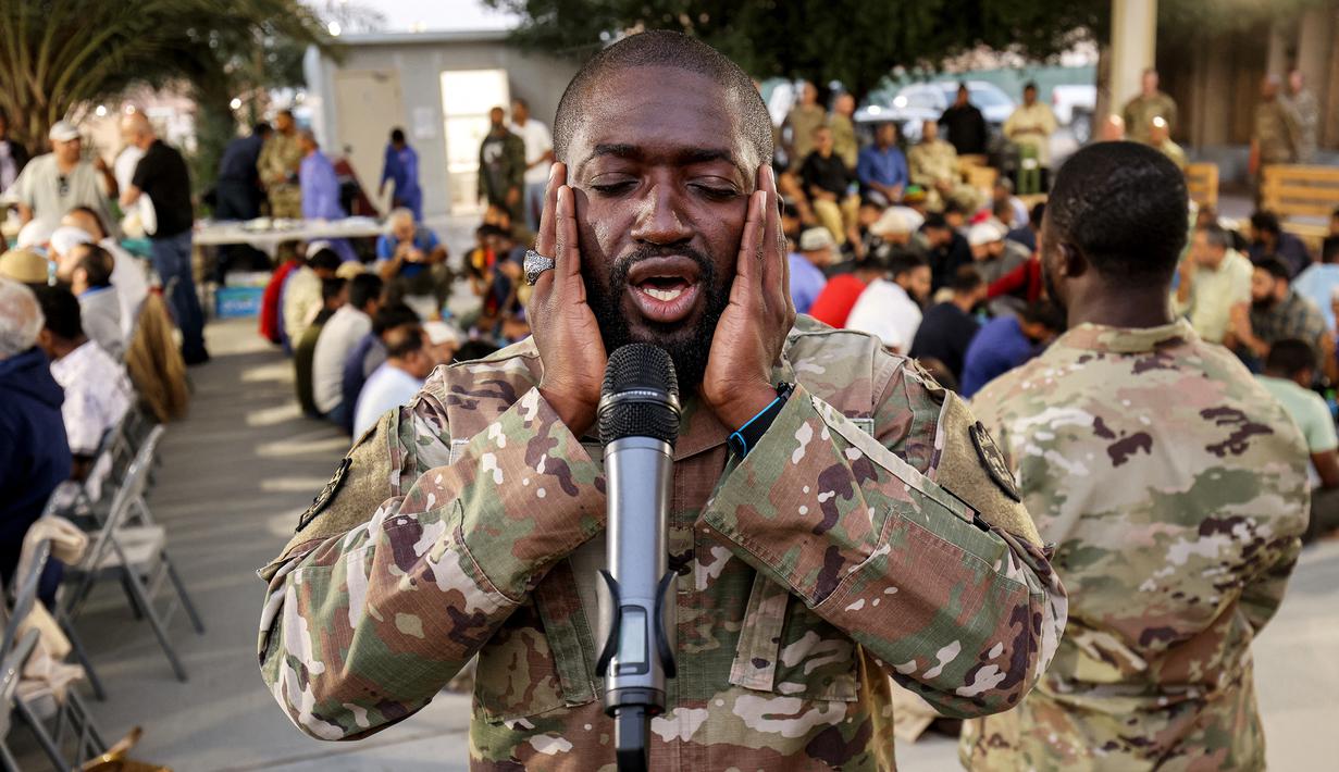 Namun, tak sedikit anggota militer Amerika yang menjalankan ibadah puasa Ramadhan di bawah suhu yang sangat terik mencapai 50 derajat Celcius. (Photo by YASSER AL-ZAYYAT / AFP)