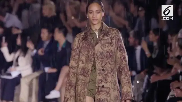 VIDEO: Hujan Tidak Hentikan Dior Fashion Show di Prancis