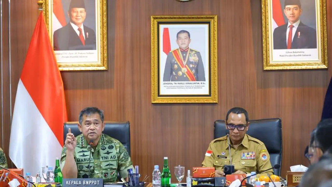 Kepala Badan Nasional Pengelola Perbatasan dan Daerah Terpencil (BNPPDT) Maruli Simanjuntak (kiri). (Dok BNPPDT)