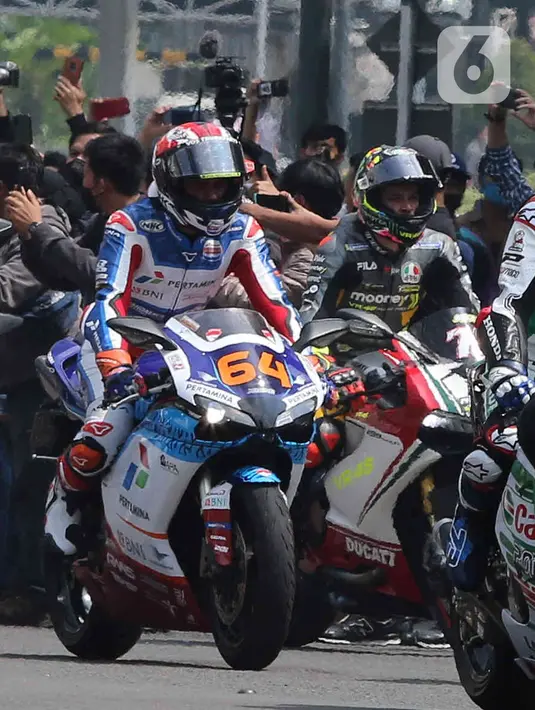 Pembalap MotoGP melakukan parade jelang MotoGP Mandalika 2022, di kawasan Bundaran HI, Jakarta, Rabu (16/3/2022). Parade dimulai dari Istana Negara yangp dilepas langsung oleh Presiden Republik Indonesia, Joko Widodo. (Liputan6.com/Herman Zakharia)