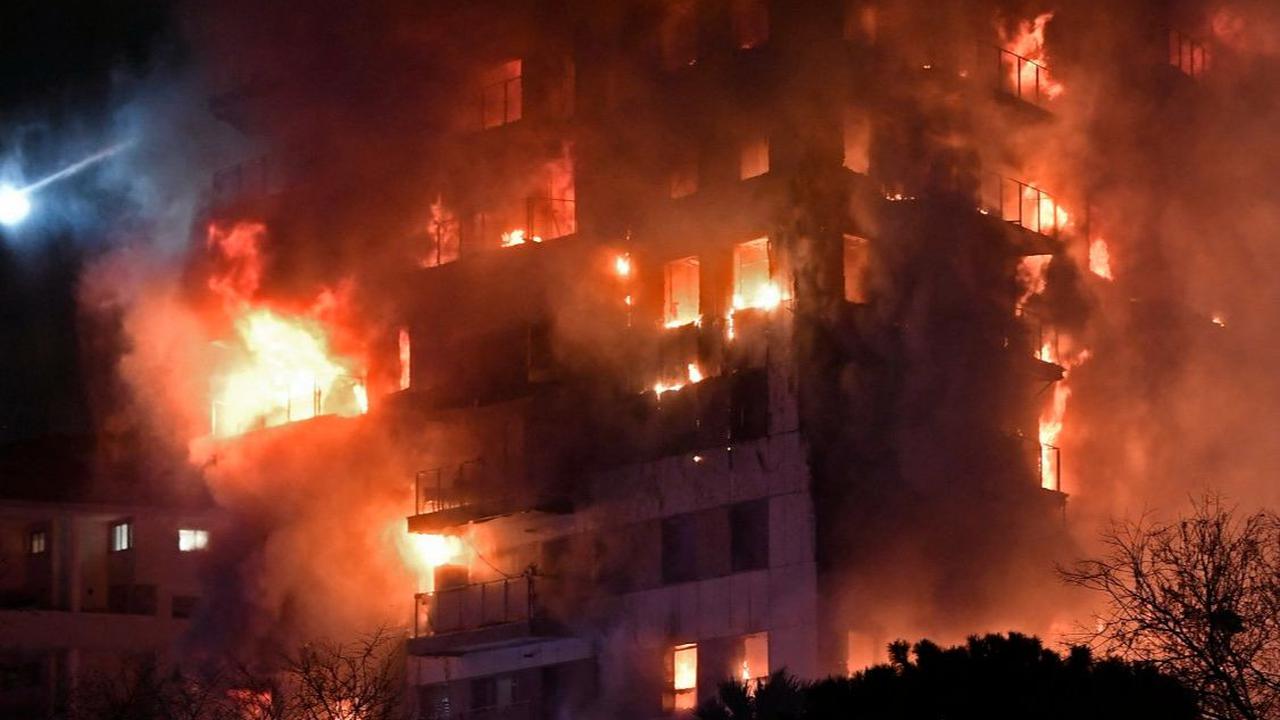 FOTO: Horor! Ini Penampakan Gedung Apartemen di Spanyol Dilalap Kebakaran Dahsyat hingga Korban Berjatuhan