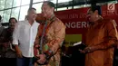 Politikus Partai Golkar Bambang Soesatyo (kedua kiri) bersama Jaksa Agung HM Prasetyo (kanan), Kapolri Jenderal Pol Tito Karnavian (kedua kanan), saat peluncuran buku ke-13 berjudul Ngeri-Ngeri Sedap di Jakarta, Minggu (10/9). (Liputan6.com/Johan Tallo)