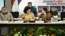 Menko PMK Puan Maharani berbincang dengan Menteri Kesehatan Nila Farid Moeloek saat rapat tingkat Menteri di Kementerian Kemenko PMK) Jakarta, Kamis (30/3). Rapat membahas pengendalian Defisit DJS Kesehatan. (Liputan6.com/Faizal Fanani)