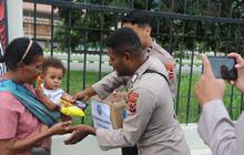 Perkuat Pendekatan Humanis, Satgas Damai Cartenz Jalin Keakraban dengan Anak-anak di Nolokla Papua