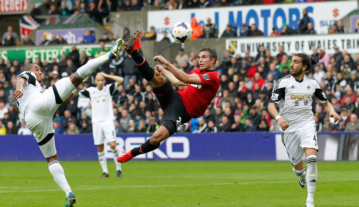 Robin van Persie. Serupa dengan Hasselbaink, striker asal Belanda ini menjadi top skor Liga Inggris dengan 2 klub berbeda. Yang pertama dilakukannya bersama Arsenal pada musim 2011/2012 dan yang kedua dilakukannya di musim pertamanya bersama Manchester United, musim 2012/2013. (AFP/Ian Kington)