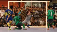Kiper Timnas Futsal Indonesia, Ikhsan Rhadian mengamankan gawang dari sepakan pemain Antam FC pada laga uji coba di Tifosi Sport Center, Jakarta Timur, (13/1/2017). Timnas Futsal menang 5-2. (Bola.com/Nicklas Hanoatubun)