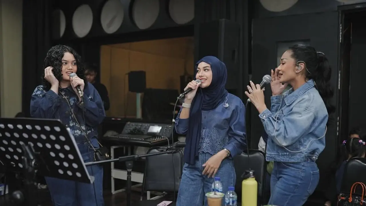 Gaya Kompak Krisdayanti dengan Aurelie Hermansyah dan Amora Lemos Latihan Vokal, Bak Anak Kembar Tiga dengan All Denim