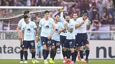 Gelandang Inter Milan, Marcelo Brozovic (ketiga kanan) merayakan dengan rekan setimnya setelah mencetak gol ke gawang Torino pada pertandingan laga terakhir Liga Serie A Italia di i Stadion Olimpiade di Turin, Italia, Minggu, 4 Juni 2023. (Fabio Ferrari/LaPresse via AP)