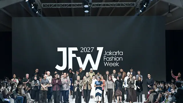 Menpar Widi Wardhana Buka Jakarta Fashion Week 2027, Tampil Formal dengan Sentuhan Wastra