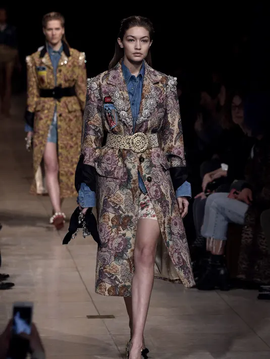 Gadis berumur 21 tahun ini tak ada hentinya membuat para brand fesyen dunia mengincar bakat modelnya untuk dijadikan model utama. (AFP/Bintang.com)