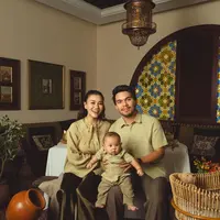 Nuansa warna jadi peran penting dalam pemilihan busana Lebaran. Kali ini, hijau tampak begitu sejuk saat dipakai bersamaan dengan anggota keluarga. (Foto: Instagram:  Aaliyah Massaid)