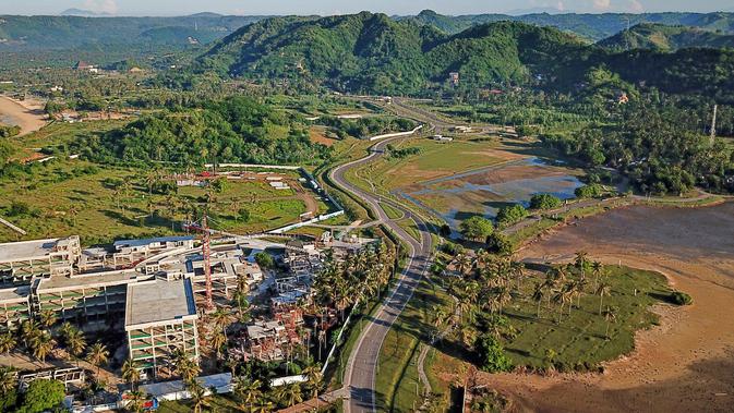 Proyek pengembangan pesisir Mandalika yang diusulkan menjadi lokasi balapan MotoGP di Mandalika, selatan Lombok, 23 Februari 2019. Penantian Indonesia selama lebih dari 2 dekade untuk kembali menggelar balapan MotoGP akhirnya terealisasi. (ARSYAD ALI/AFP)