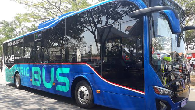prototipe bus listrik pabrikan PT Mobil Anak Bangsa, diuji coba di Bandara Internasional Soekarno Hatta, Kota Tangerang, Jumat (31/8/2018).