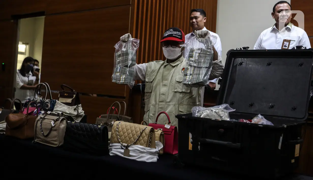 Kemudian, menunjukkan safe deposit box (SDB) berbentuk kotak besi. Ketika dibuka, kotak tersebut berisi uang dalam pecahan asing. (Liputan6.com/Johan Tallo)