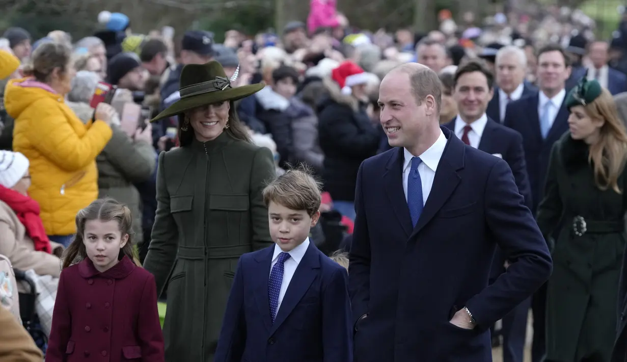Kate Middleton, Pangeran William, Putri Charlotte dan Pangeran George tiba untuk kebaktian Natal di Sandringham, Norfolk, Inggris pada 25 Desember 2022. Ibu tiga anak ini tampak bergaya dalam balutan coat hijau olive panjang yang bagian bawahnya lebar dari koleksi Alexander McQueen. (AP Photo/Kirsty Wigglesworth)