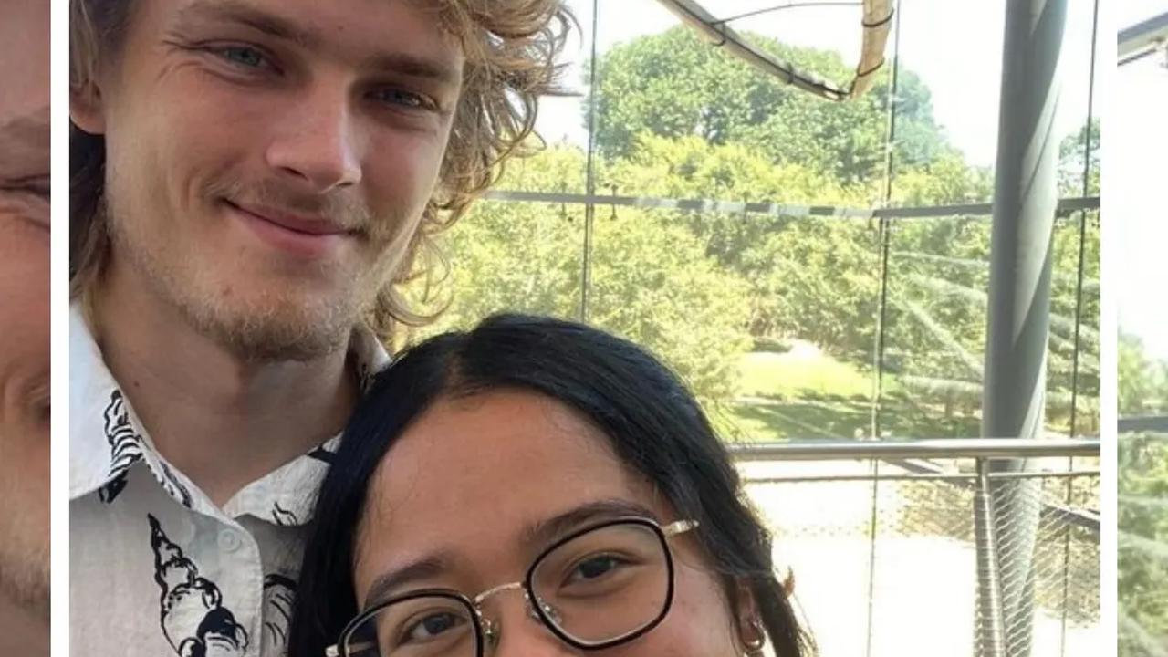 Nah, siapa sih cowok bule yang bikin Cinta senyum-senyum bahagia ini?