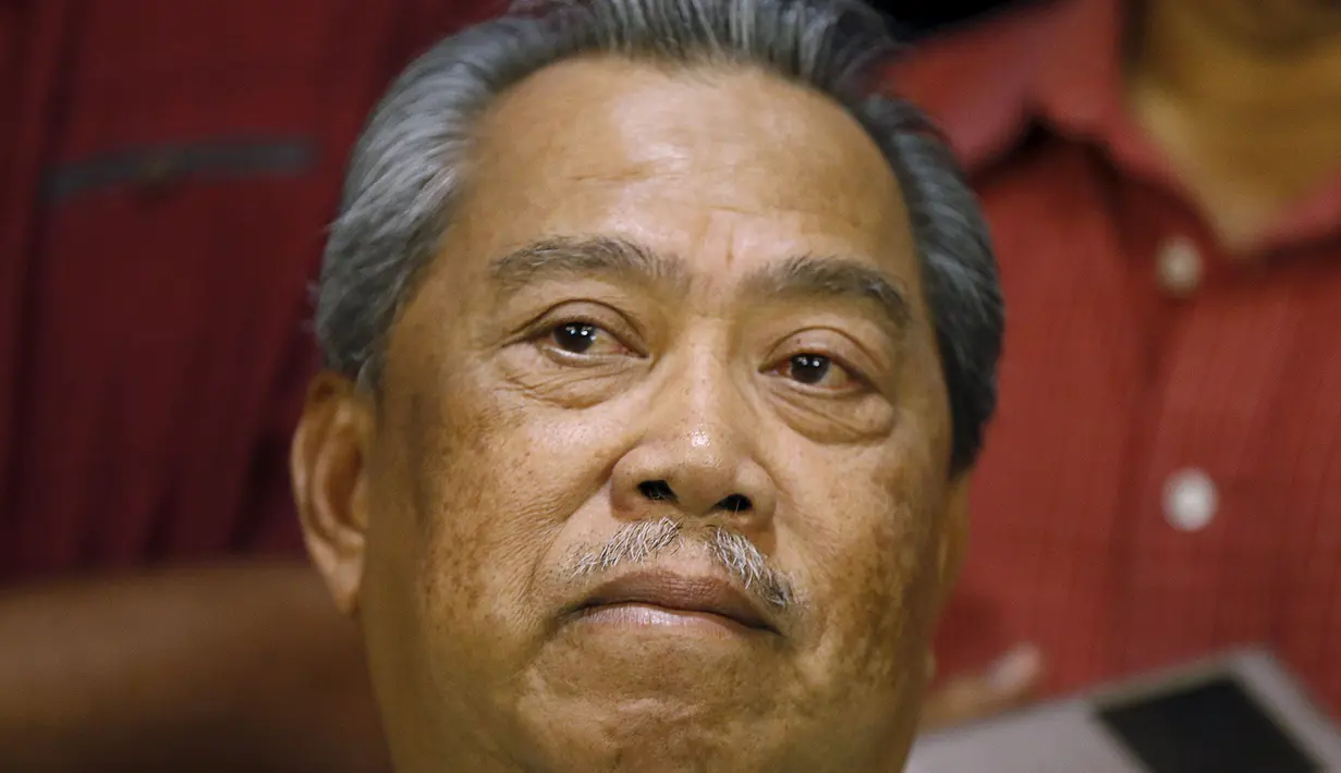 Ekspresi wajah mantan Wakil PM, Muhyiddin Yassin saat diwawancarai awak media di Kuala Lumpur , Malaysia, Rabu (29/7/2015). PM Malaysia Najib Razak memecat wakilnya, Muhyiddin Yassin dalam perombakan kabinet pada 28 Juli 2015. (REUTERS/Olivia Harris)