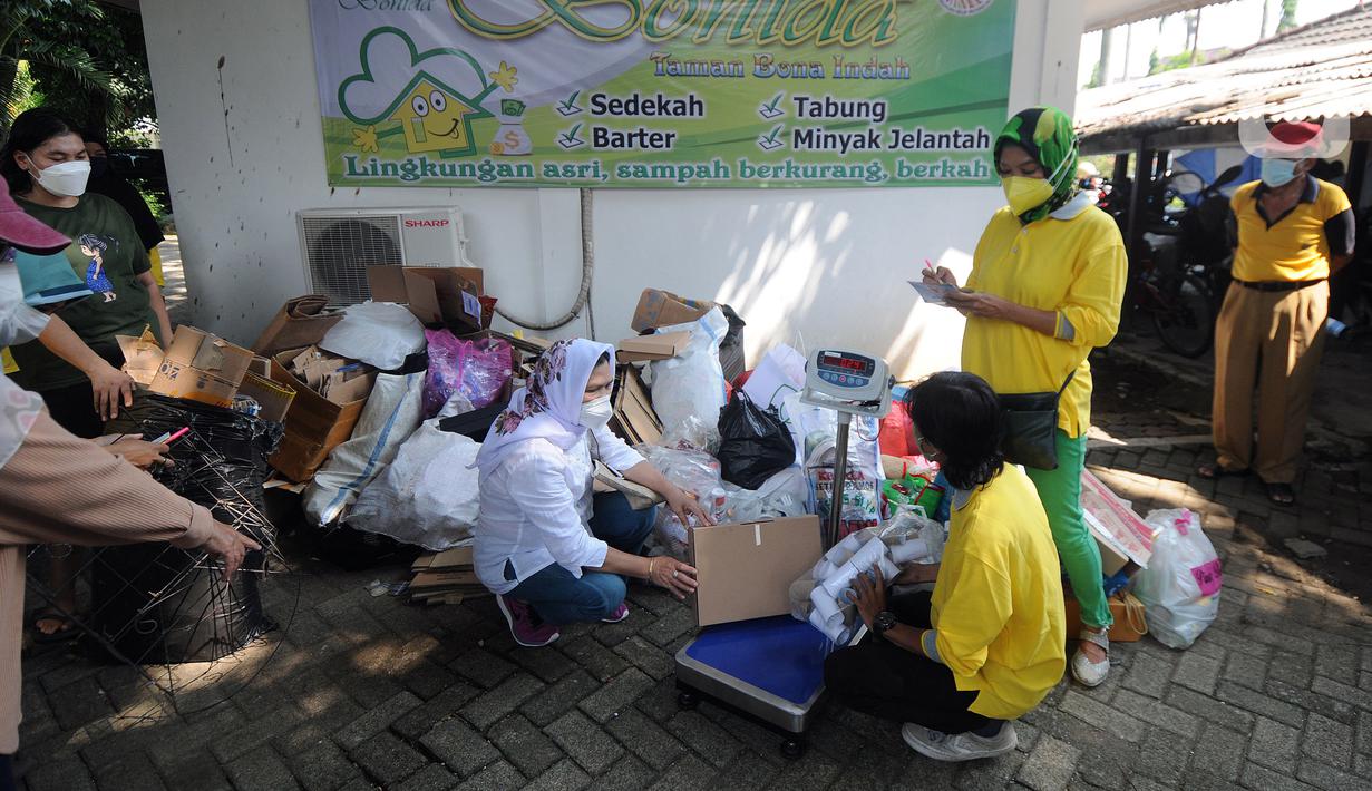 Warga mengumpulkan sampah yang akan dikonversi ke dalam buku tabungan pada salah satu perumahan elite di kawasan Lebak Bulus, Jakarta Selatan, Selasa (21/9/2021). Pengumpulan sampah dilakukan dua minggu sekali. (merdeka.com/Arie Basuki)