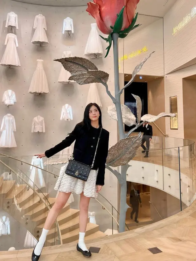 Adu Gaya Selebritis Korea Selatan dan Jepang Membawa Tas Miss Dior. Dok. Dior