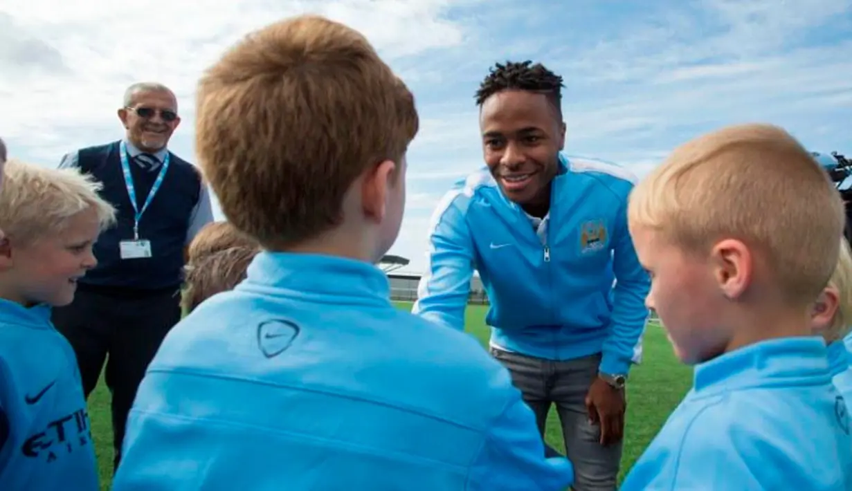 Raheem Sterling mengunjungi tempat latihan Manchester City. (Twitter.com)