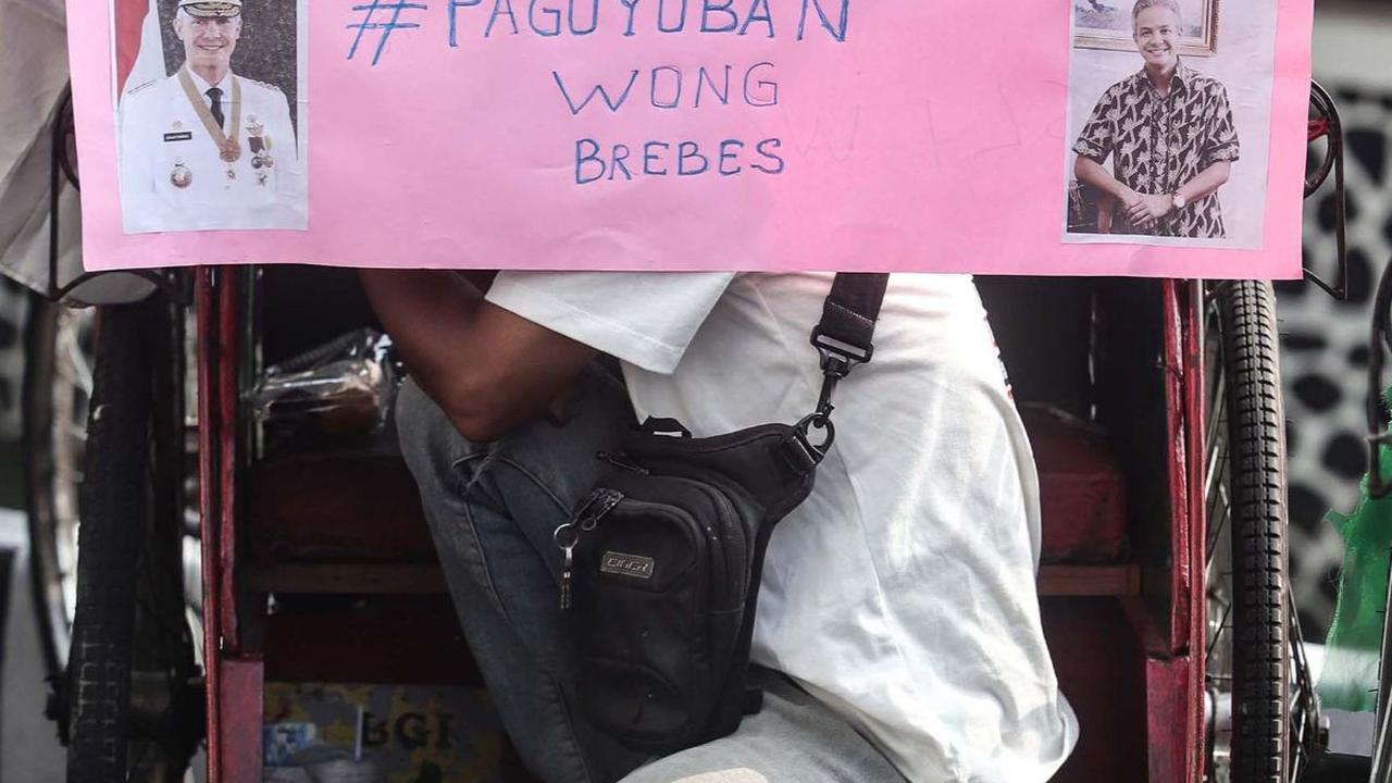 Poster-poster unik dukungan kepada Ganjar juga mereka pajang di depan becaknya saat deklarasi.
( merdeka.com/Arie Basuki )