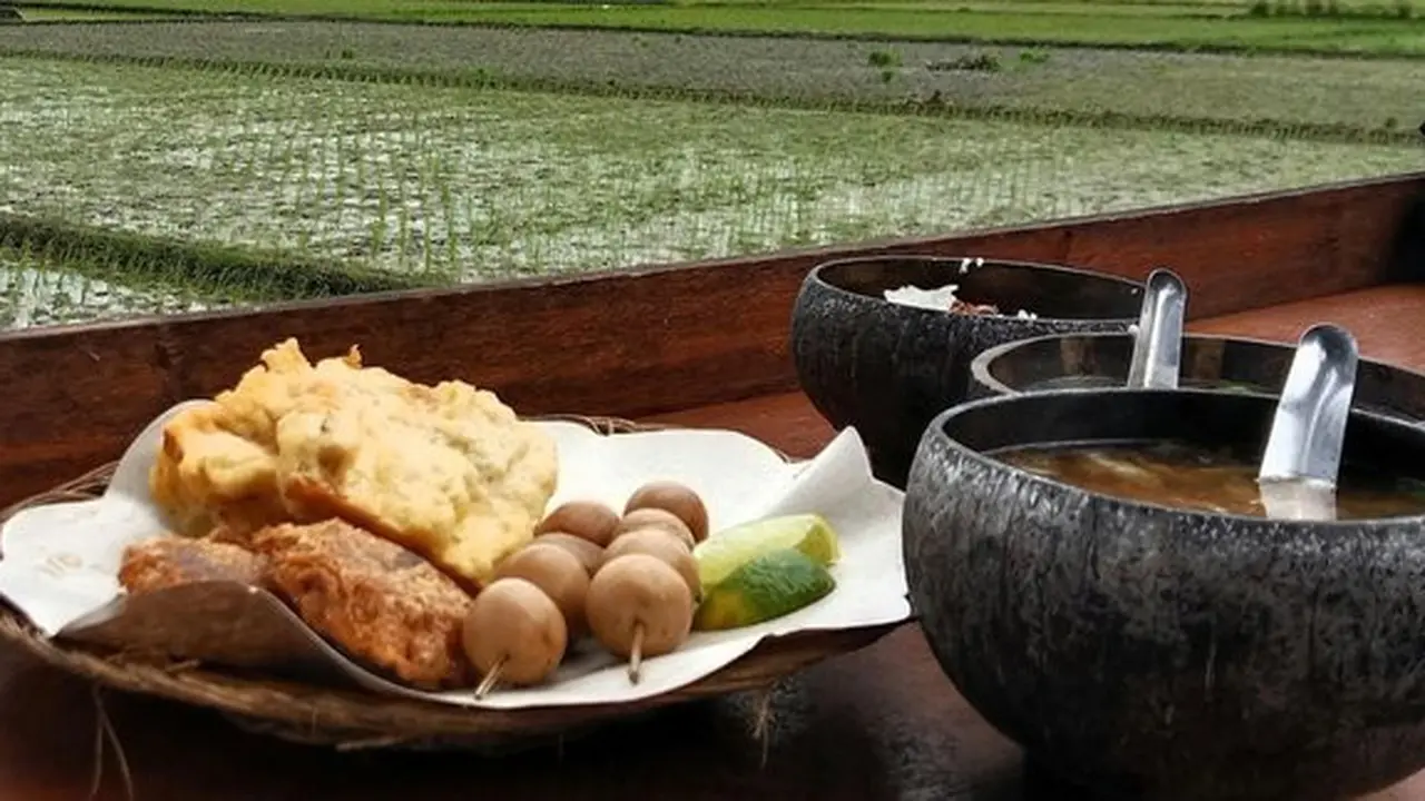 7 Resep Soto Ayam Nusantara yang Mudah dan Menggugah Selera (credit: unsplash/Inna Safa)