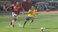 Bek Bali United, Andhika Wijaya, berusaha melewati gelandang Tampines Rovers, Muhammad Zulfadhmi, pada laga kualifikasi Liga Champions Asia di Stadion I Wayan Dipta, Gianyar, Selasa (16/1/2018). Bali menang 3-1 atas Tampines. (Bola.com/Ronald Seger)