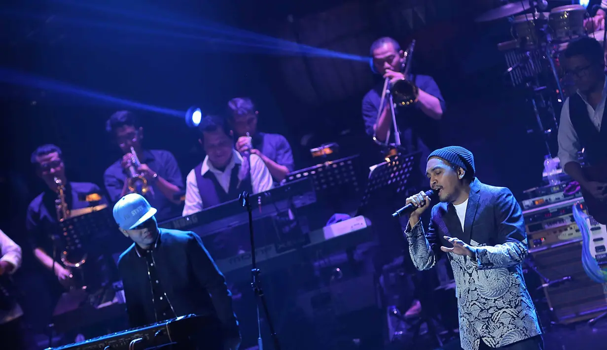 "It's crazy tonight, tepuk tangan buat keadaan yang luar biasa. Tahun ini adalah 30 tahun Ruth Sahanaya berkarya di Indonesia, jadi it's all about Ruth Sahanaya," ujar Glenn disambut teriakan riuh penonton termasuk Ruth Sahanaya.(Deki Prayoga/Bintang.com)