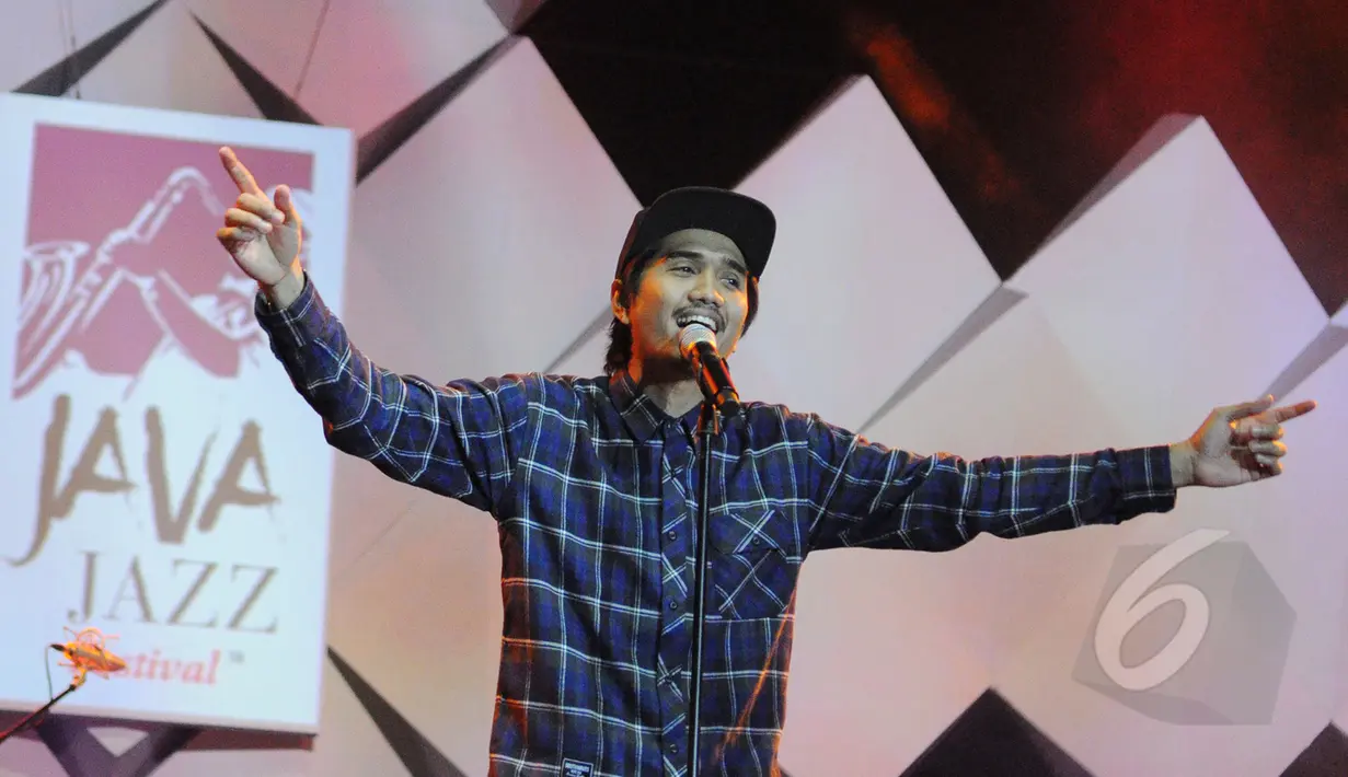 Dibalut kemeja kotak-kotak dan bertopi, Duta SO7 sukses memanaskan panggung Java Jazz 2015 di JIExpo, Jakarta, Jumat (6/3). Festival tahunan tersebut berlangsung tiga hari dan mengangkat tema "Exploring Indonesia". (Liputan6.com/Faizal Fanani)